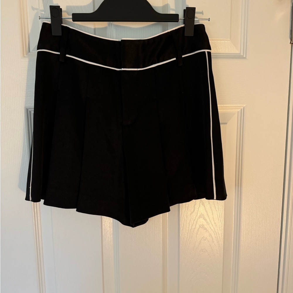 Alice + Olivia Black Shorts with White Trim Size 4